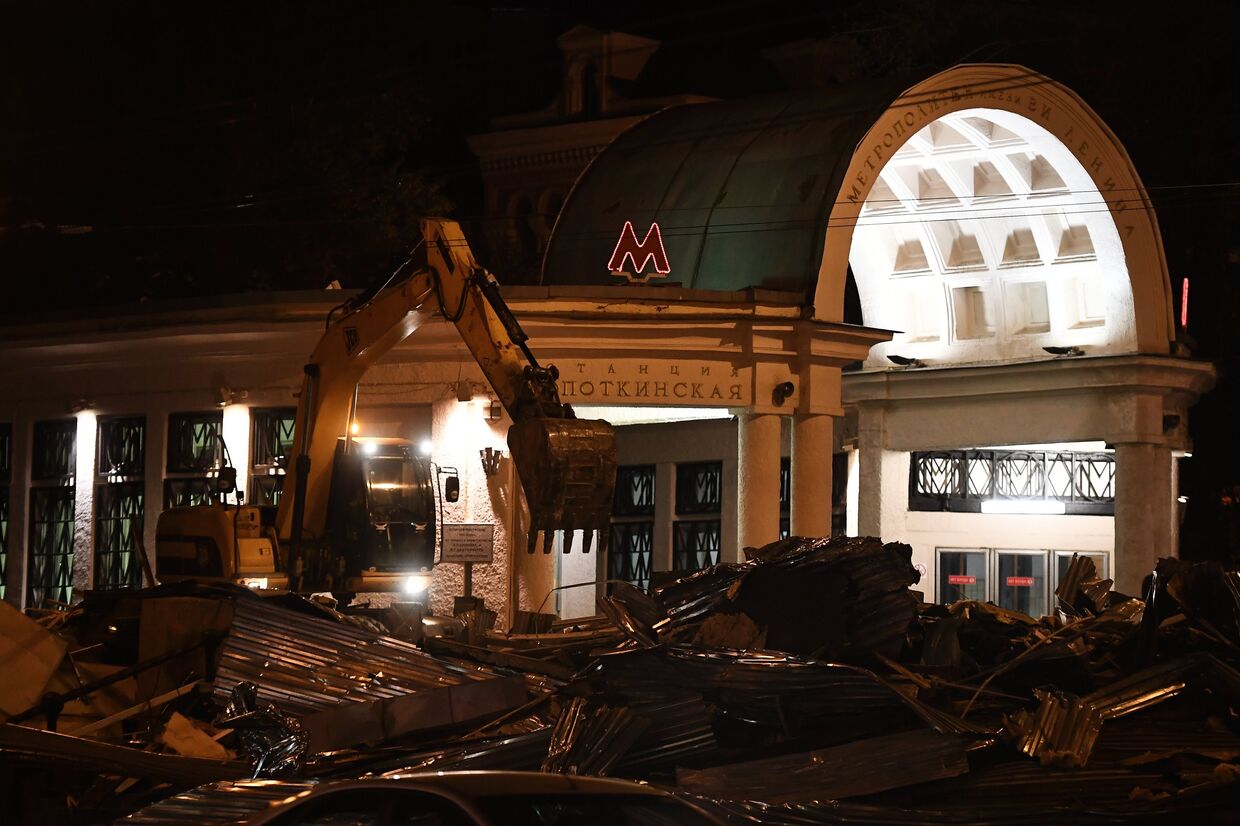 Снос незаконно построенного торгового павильона рядом со станцией метро Кропоткинская в Москве