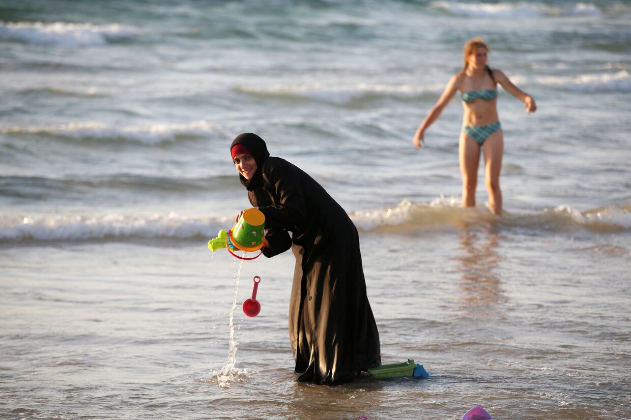 Женщина в буркини на пляже в Тель-Авиве, Израиль. 22 августа 2016