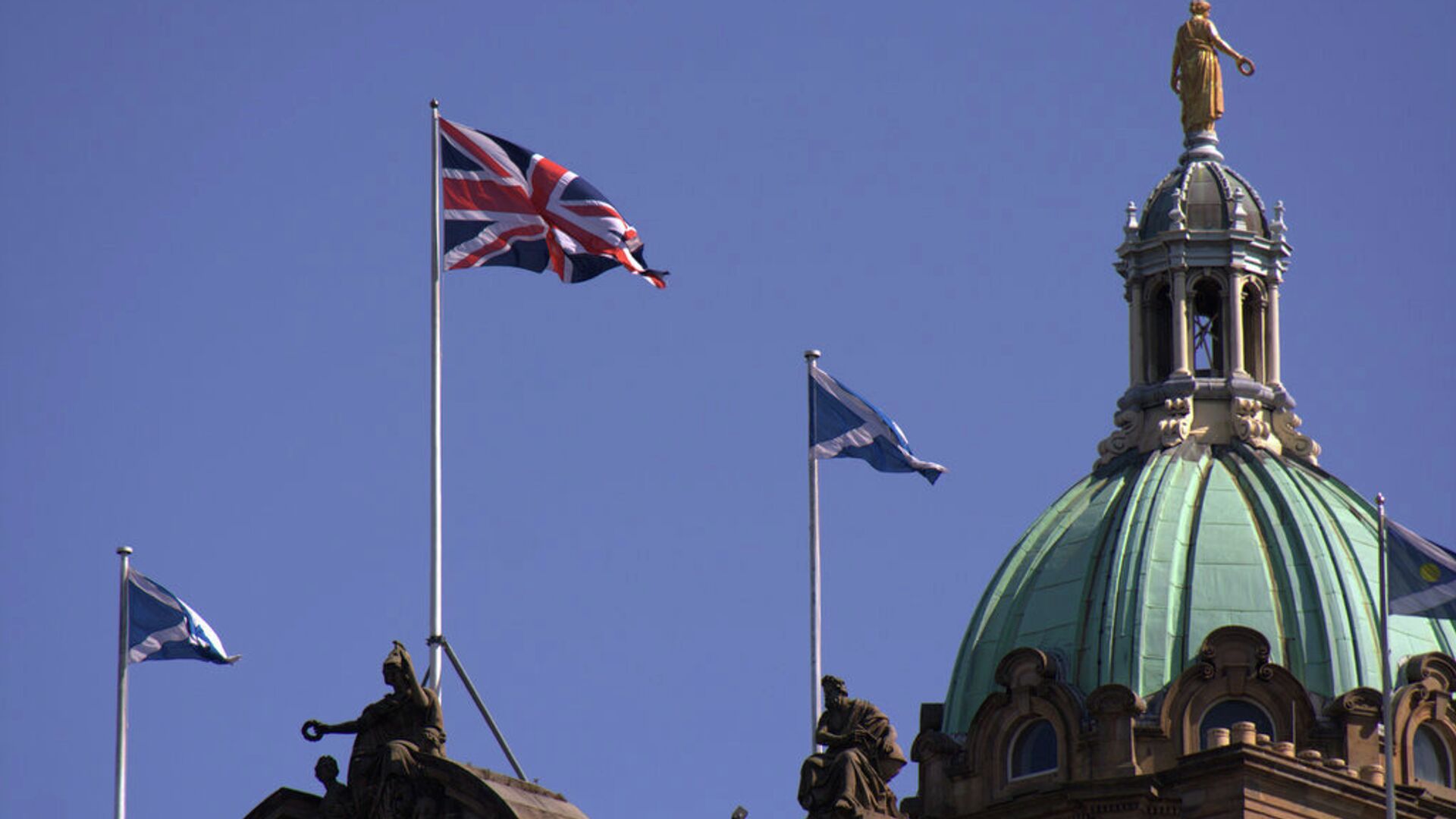 Британский и шотландский флаги на здании банка Lloyds в Эдинбурге - ИноСМИ, 1920, 04.01.2023