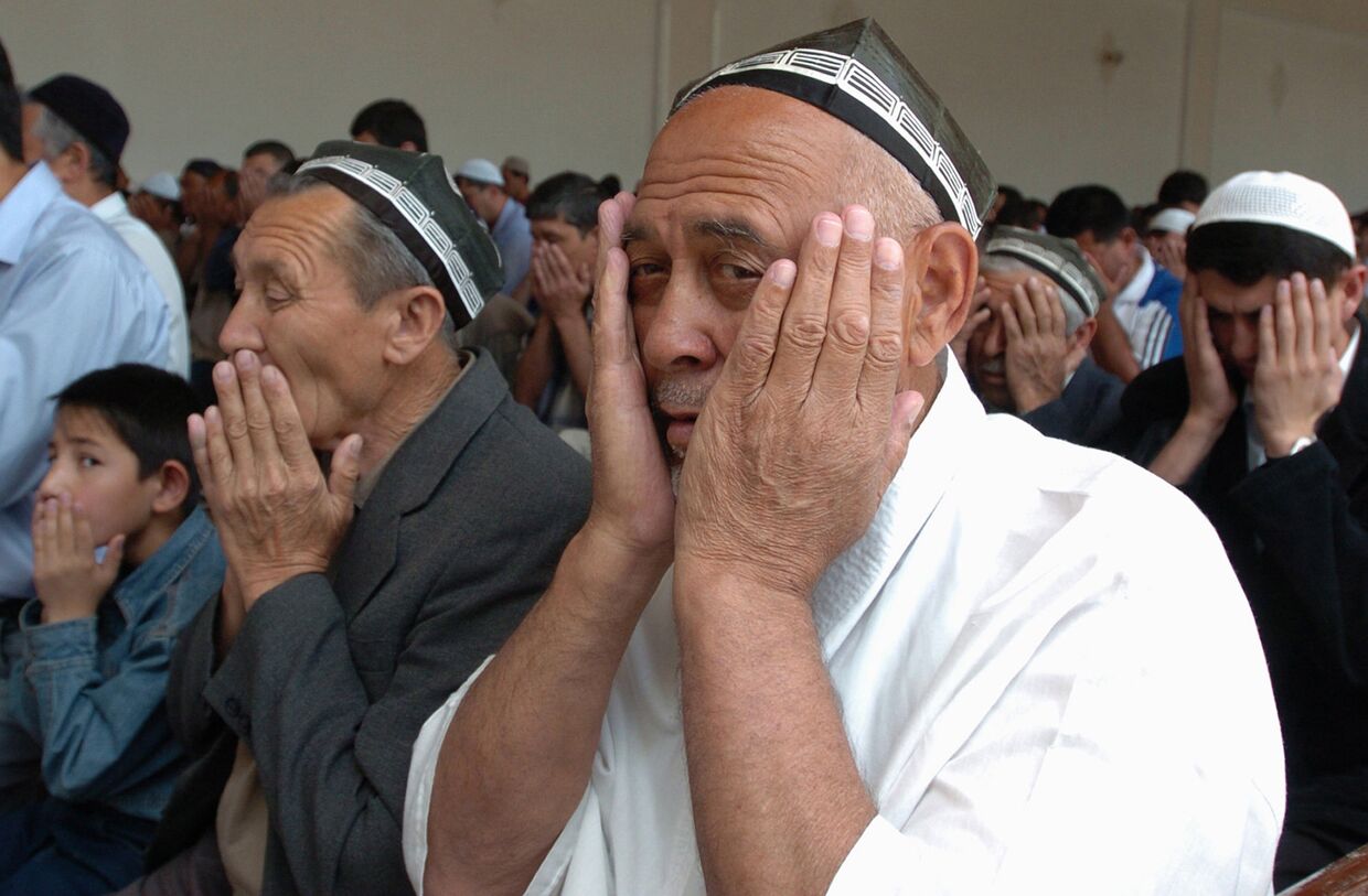 Верующие во время пятничной молитвы в мечети Шайх Зайниддин