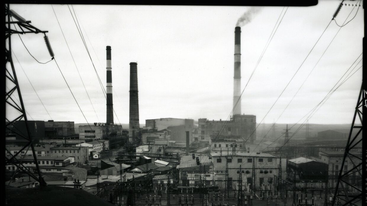 Вид на завод Кольской ГМК Печенганикель в посёлке Никель Мурманской области