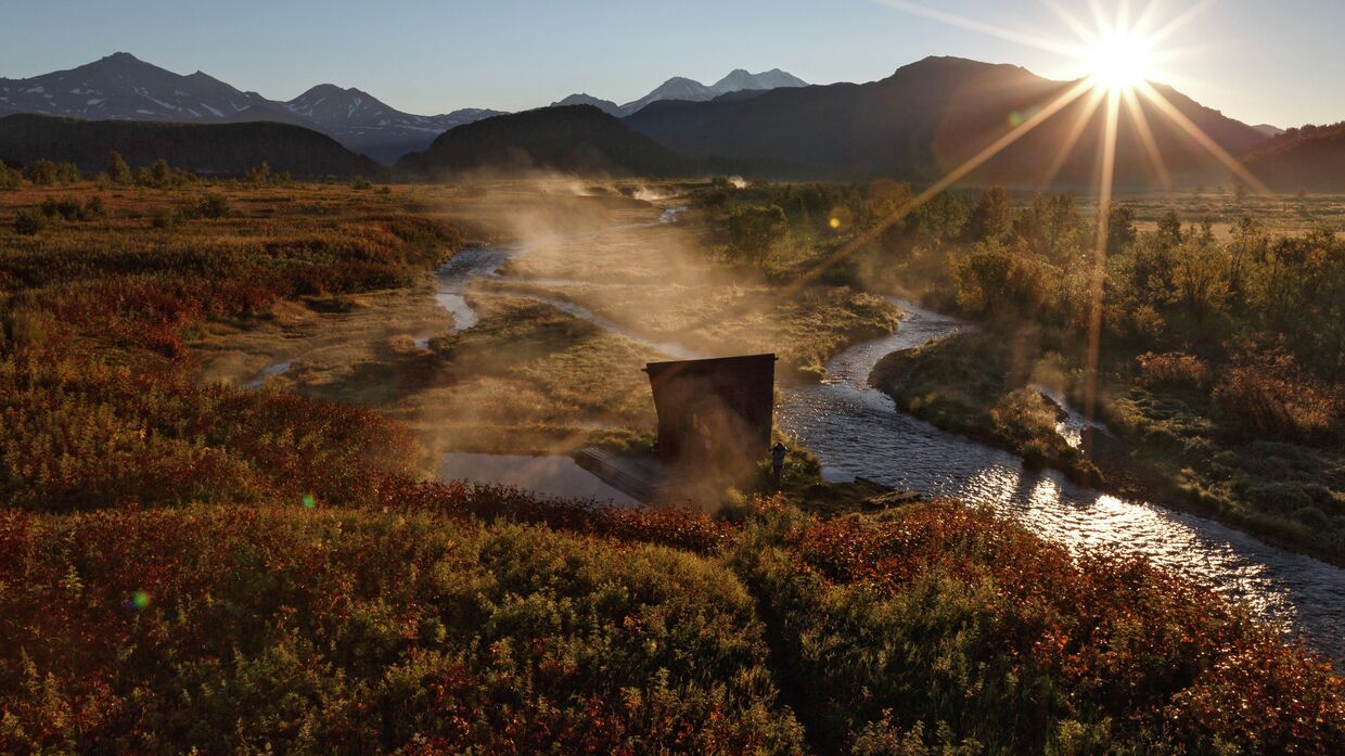 Рассвет у Налычевских термальных источников на реке Горячей в природном парке «Вулканы Камчатки»