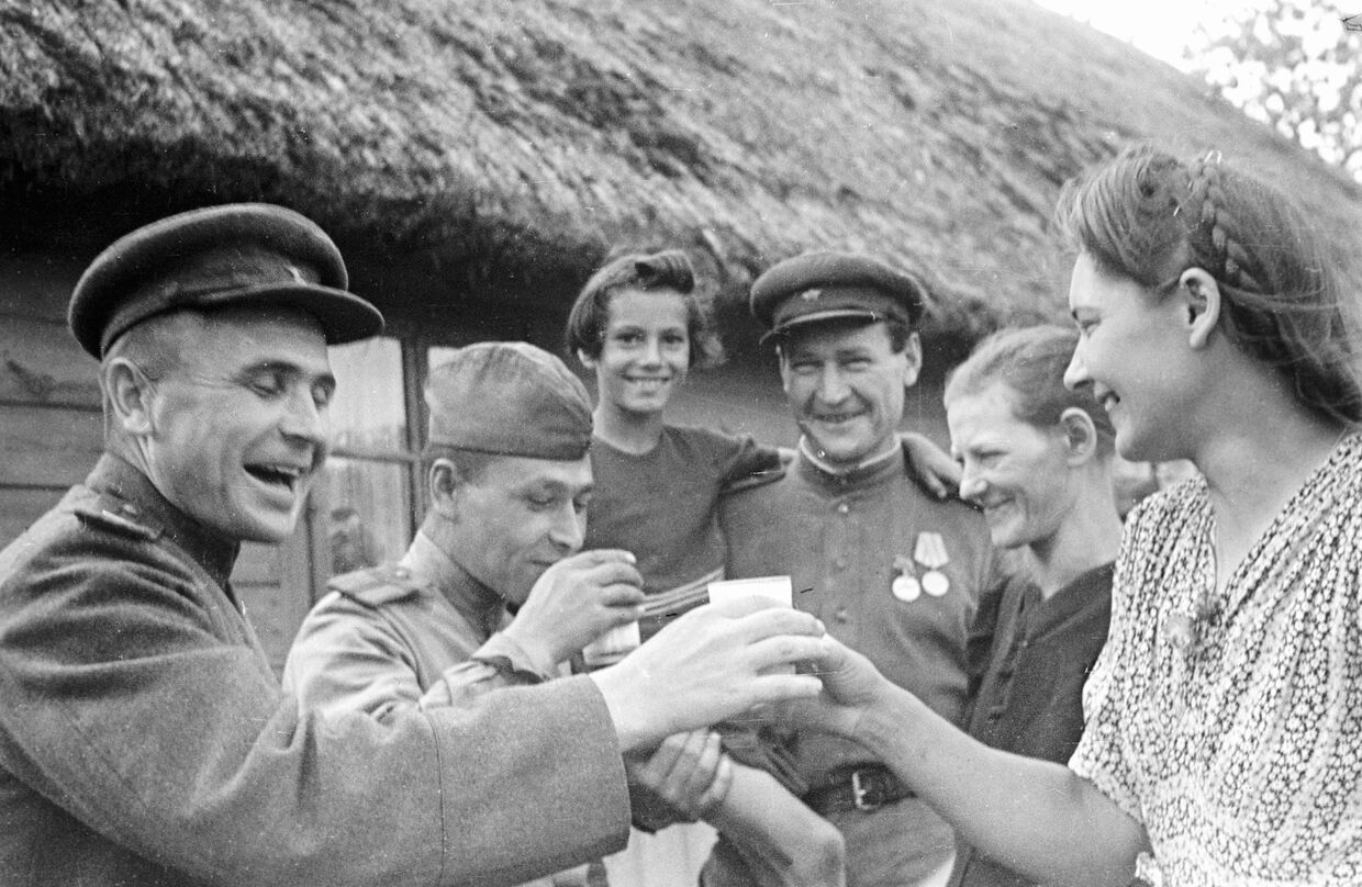 Жительницы польской деревни встречают советских воинов-освободителей