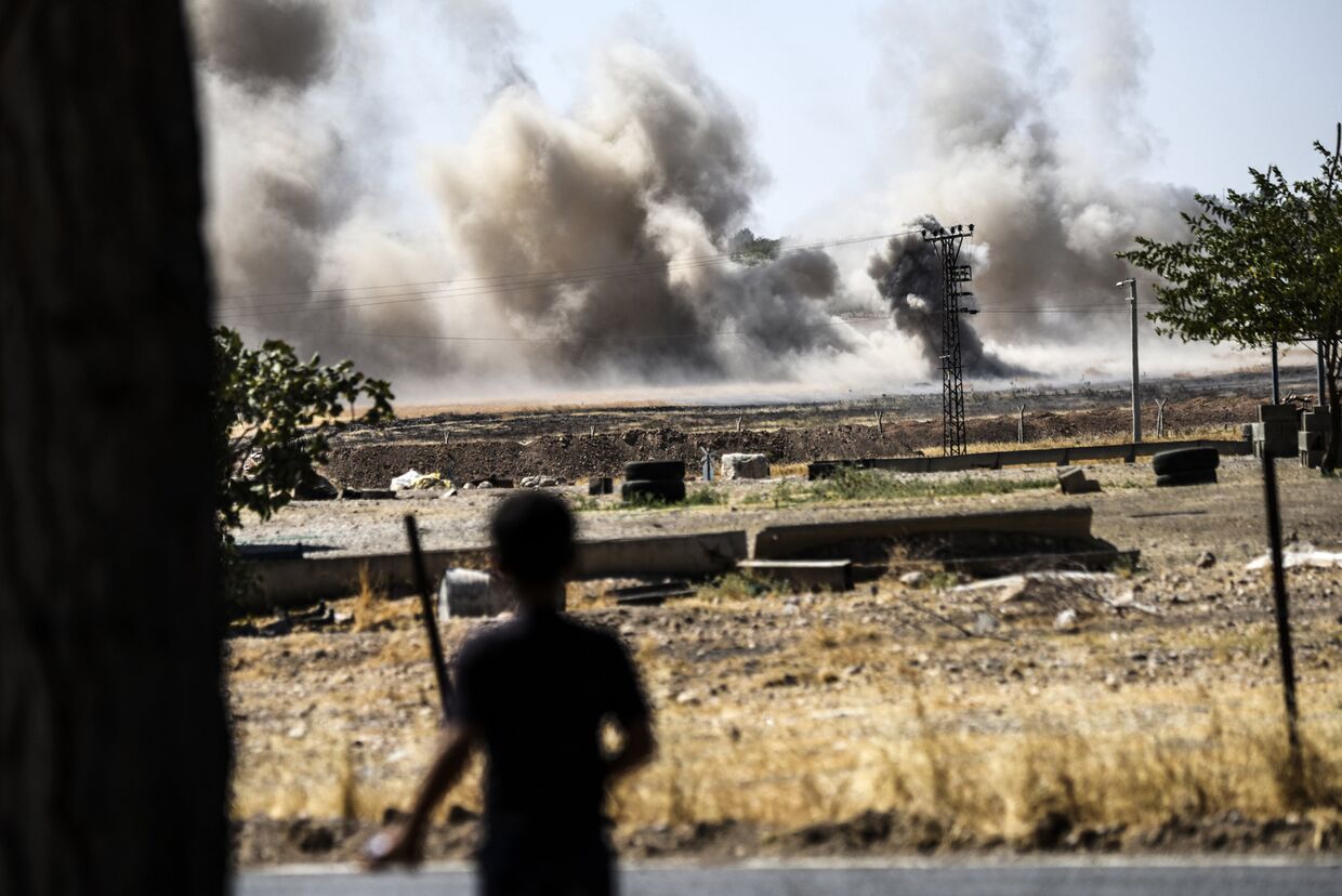 Дым вблизи сирийско-турецкой границы у города Джераблуса