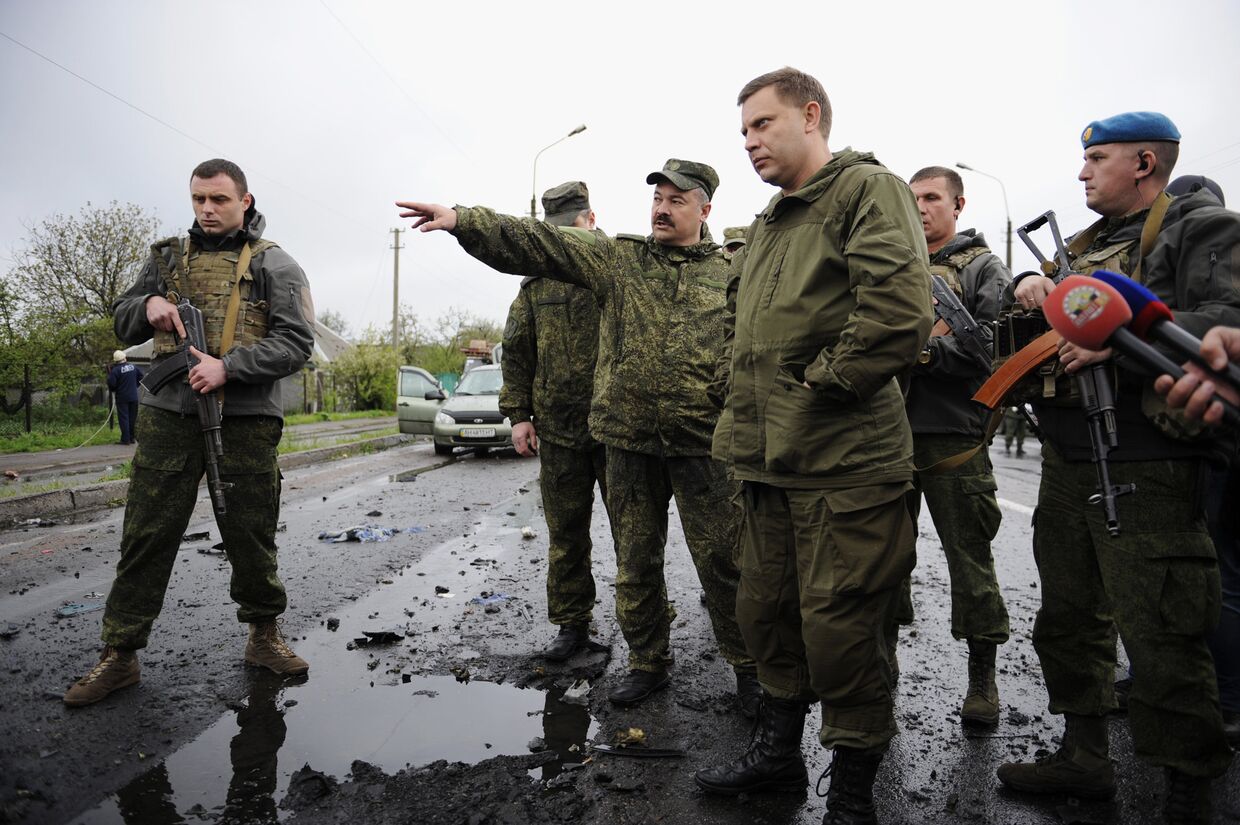 Глава ДНР Александр Захарченко в районе КПП Еленовка в Донецкой области, где произошел обстрел украинскими силовиками