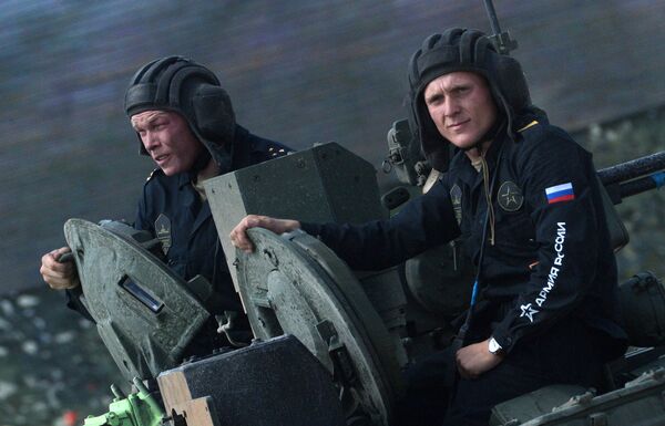 Экипаж танка Т-72Б3 армии России во время соревнований по танковому биатлону на полигоне Алабино Экипаж танка Т-72Б3 армии России во время соревнований по танковому биатлону на полигоне Алабино