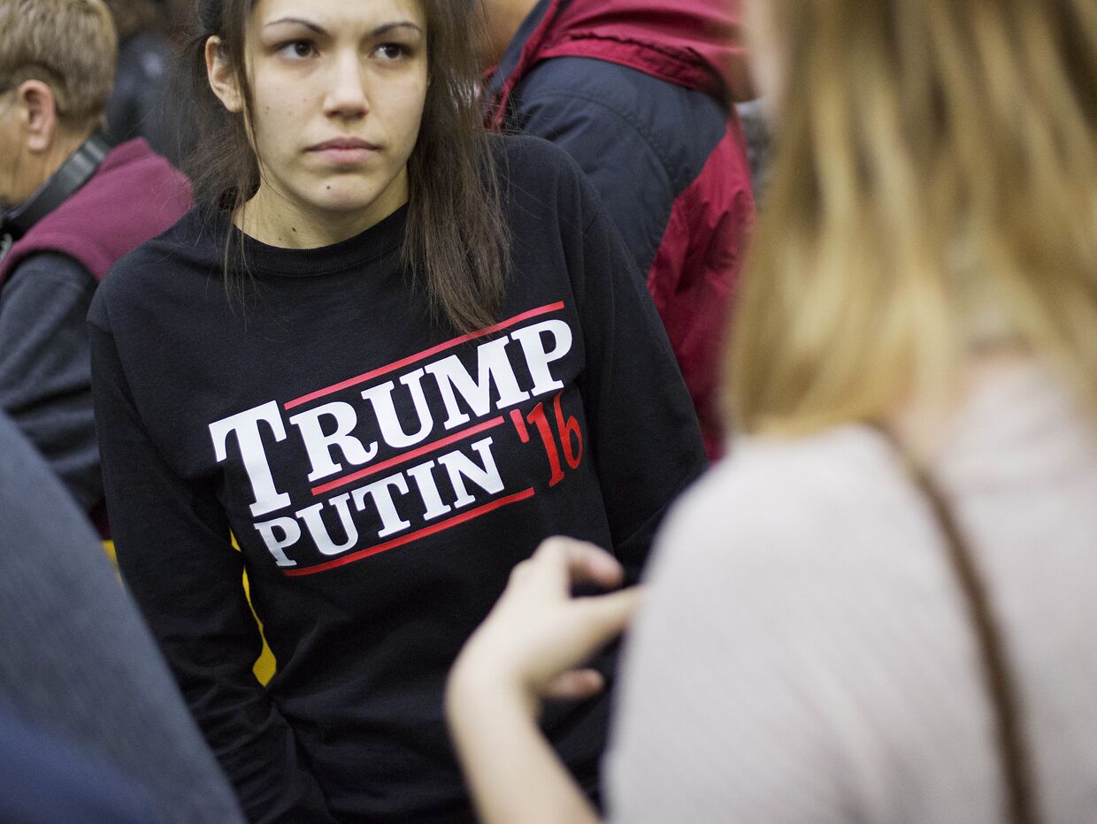 Девушка ожидает выступление кандидата в президенты США Дональда Трампа в Плимуте