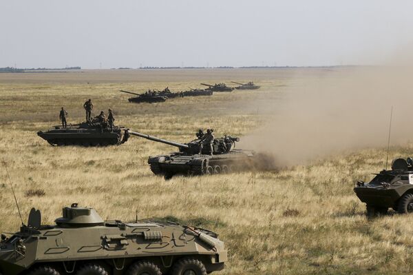 Украинская военная техника движется к границе с Крымом возле Херсона Украинская военная техника движется к границе с Крымом возле Херсона