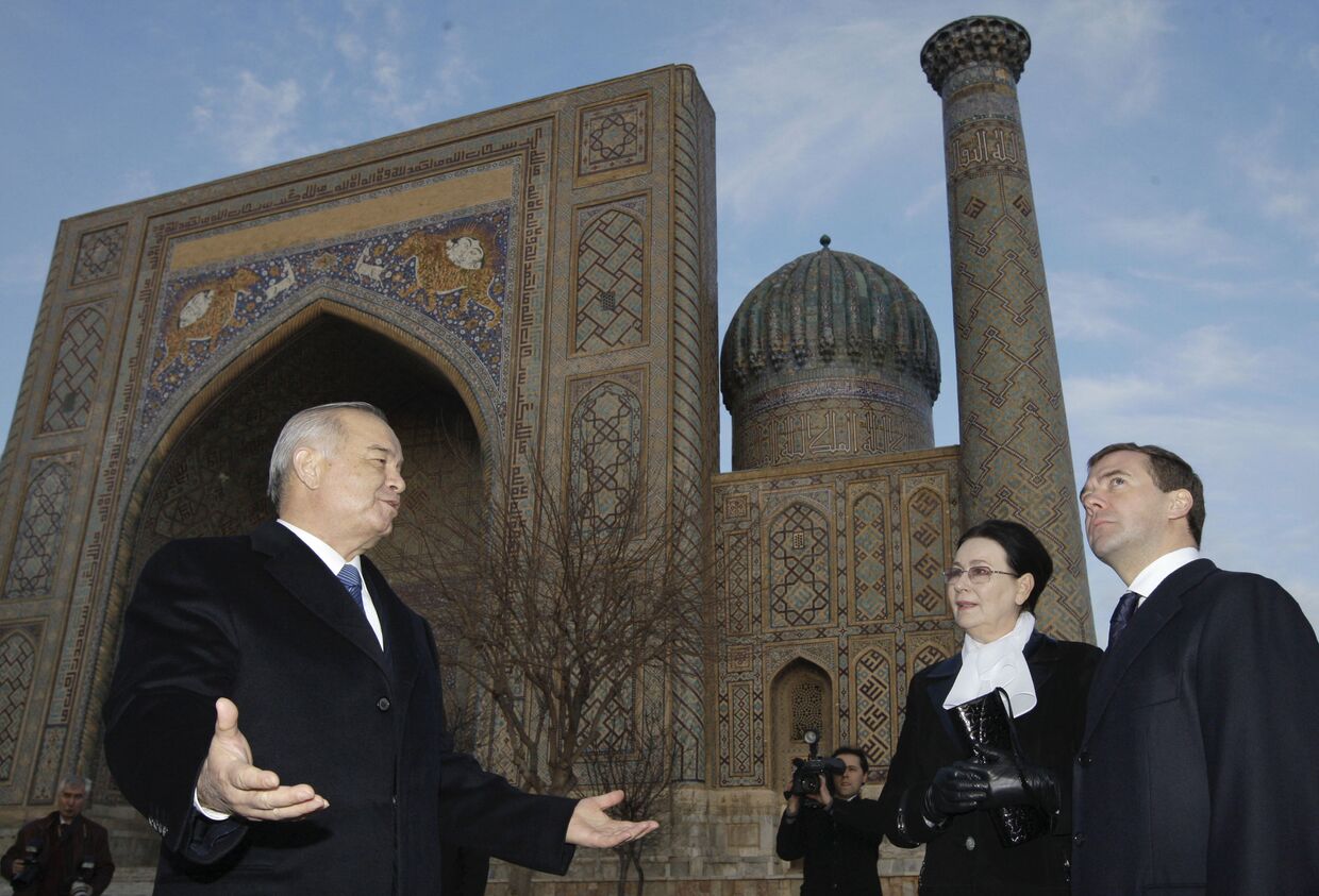 Дмитрий Медведев и президент Узбекистана Ислам Каримов во время осмотра достопримечательностей Самарканда