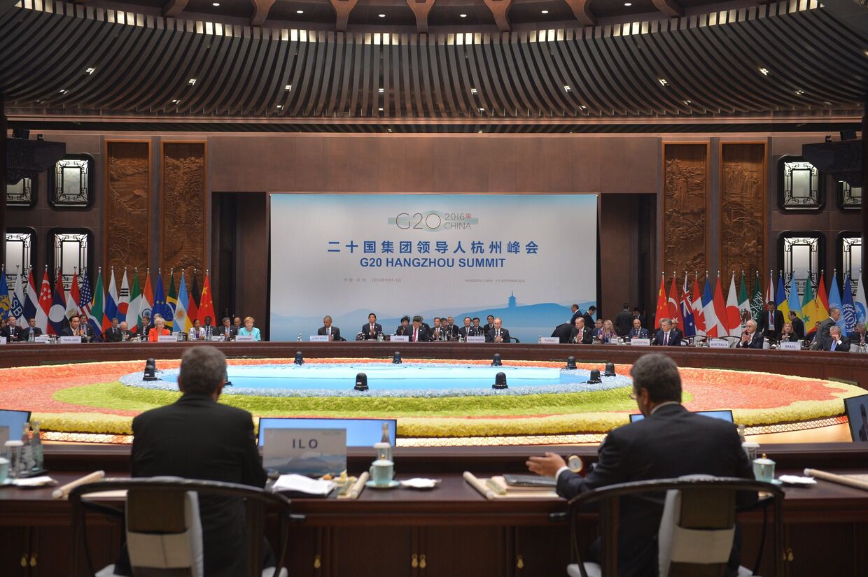Владимир Путин принимает участие в первом рабочем заседании глав делегаций государств-участников Группы двадцати