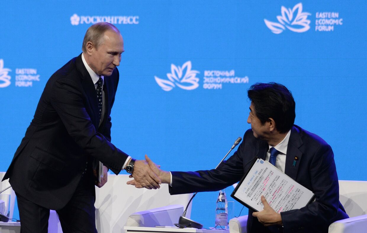 Владимир Путин и Синдзо Абэ на пленарном заседании «Открывая Дальний Восток» в рамках Восточного экономического форума