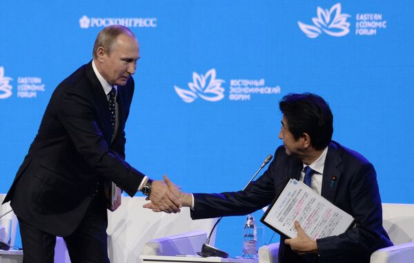 Владимир Путин и Синдзо Абэ на пленарном заседании «Открывая Дальний Восток» в рамках Восточного экономического форума Владимир Путин и Синдзо Абэ на пленарном заседании «Открывая Дальний Восток» в рамках Восточного экономического форума