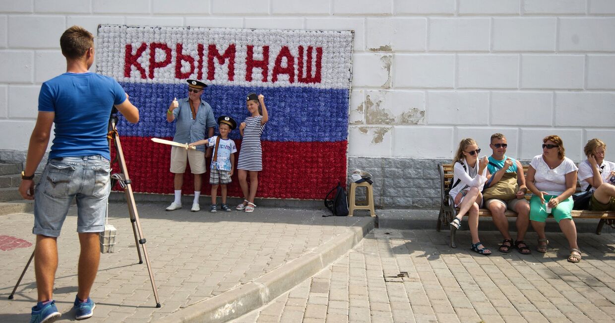 Гости Севастополя фотографируются на набережной города в рамках патриотической акции Бесплатное фото