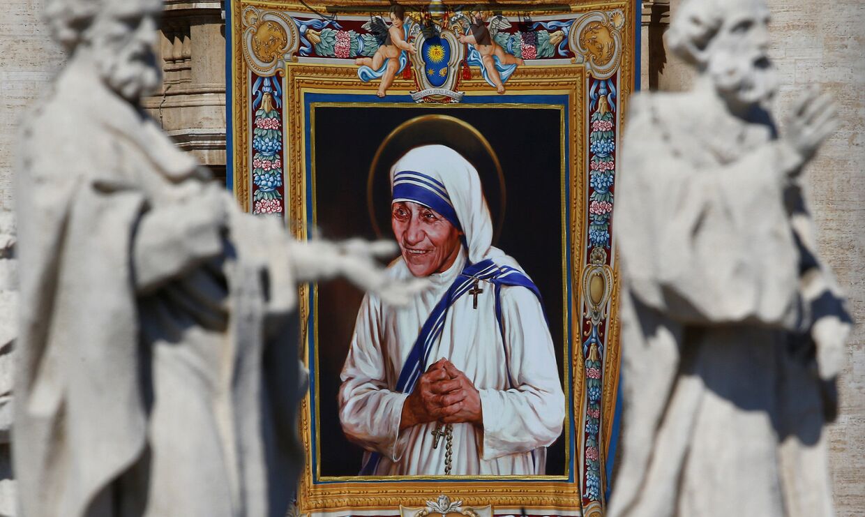 Гобелен с изображением матери Терезы на фасаде Собора Святого Петра