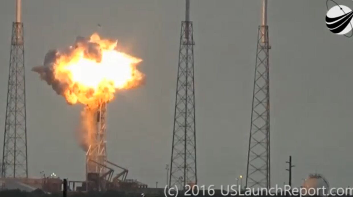 Взрыв ракеты Falcon 9 на стартовой площадке SpaceX на космодроме на мысе Канаверал, США