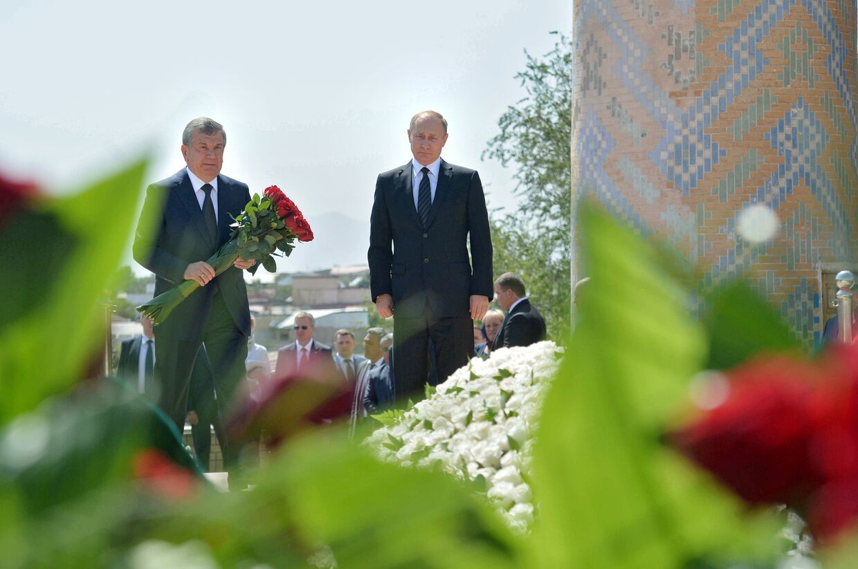 Президент РФ Владимир Путин с премьер-министром Узбекистана Шавкатом Мирзиёевым у могилы первого президента Узбекистана Ислама Каримова в Самарканде