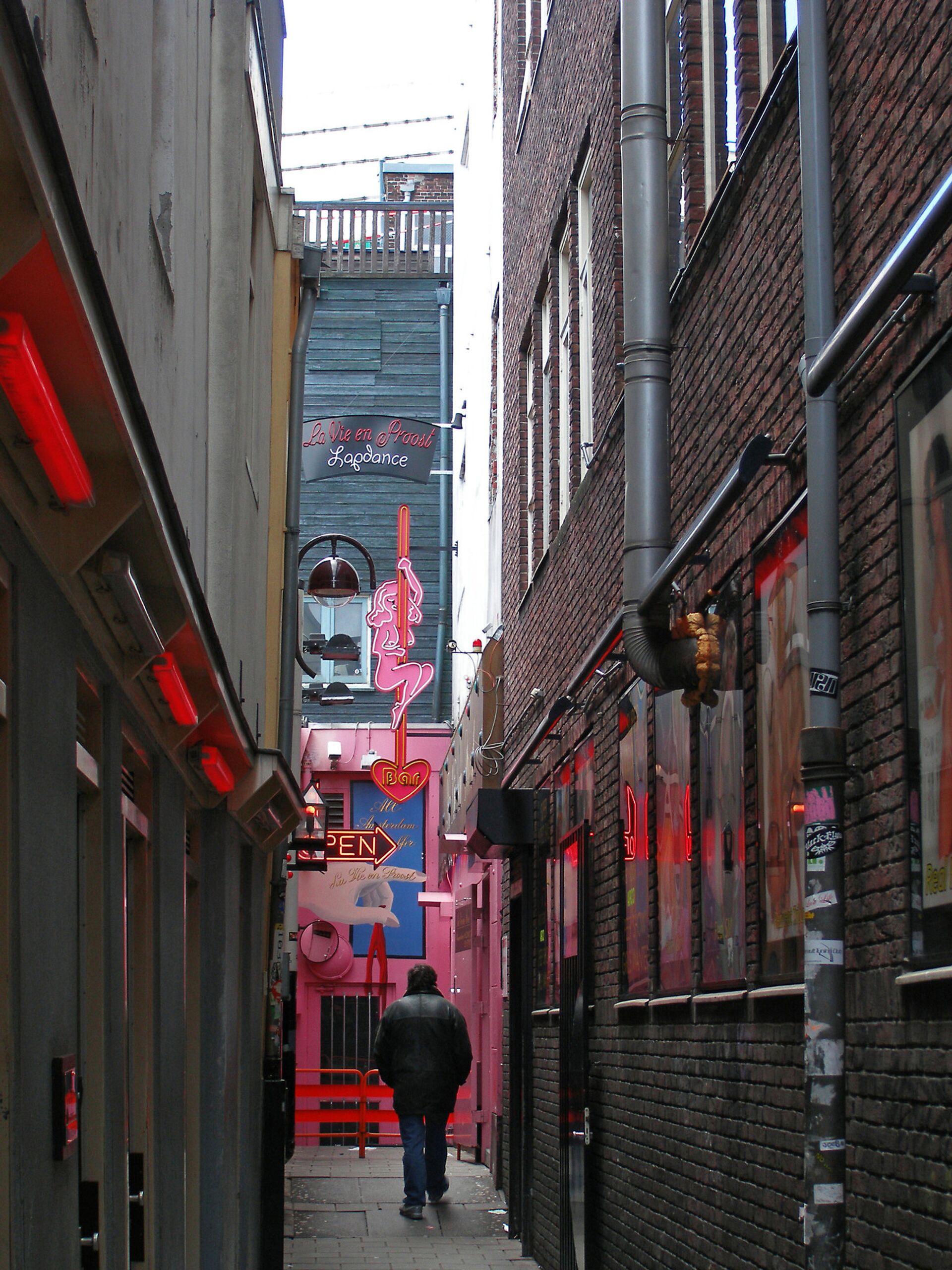 Один из переулков в квартале Красных фонарей - ИноСМИ, 1920, 15.11.2025