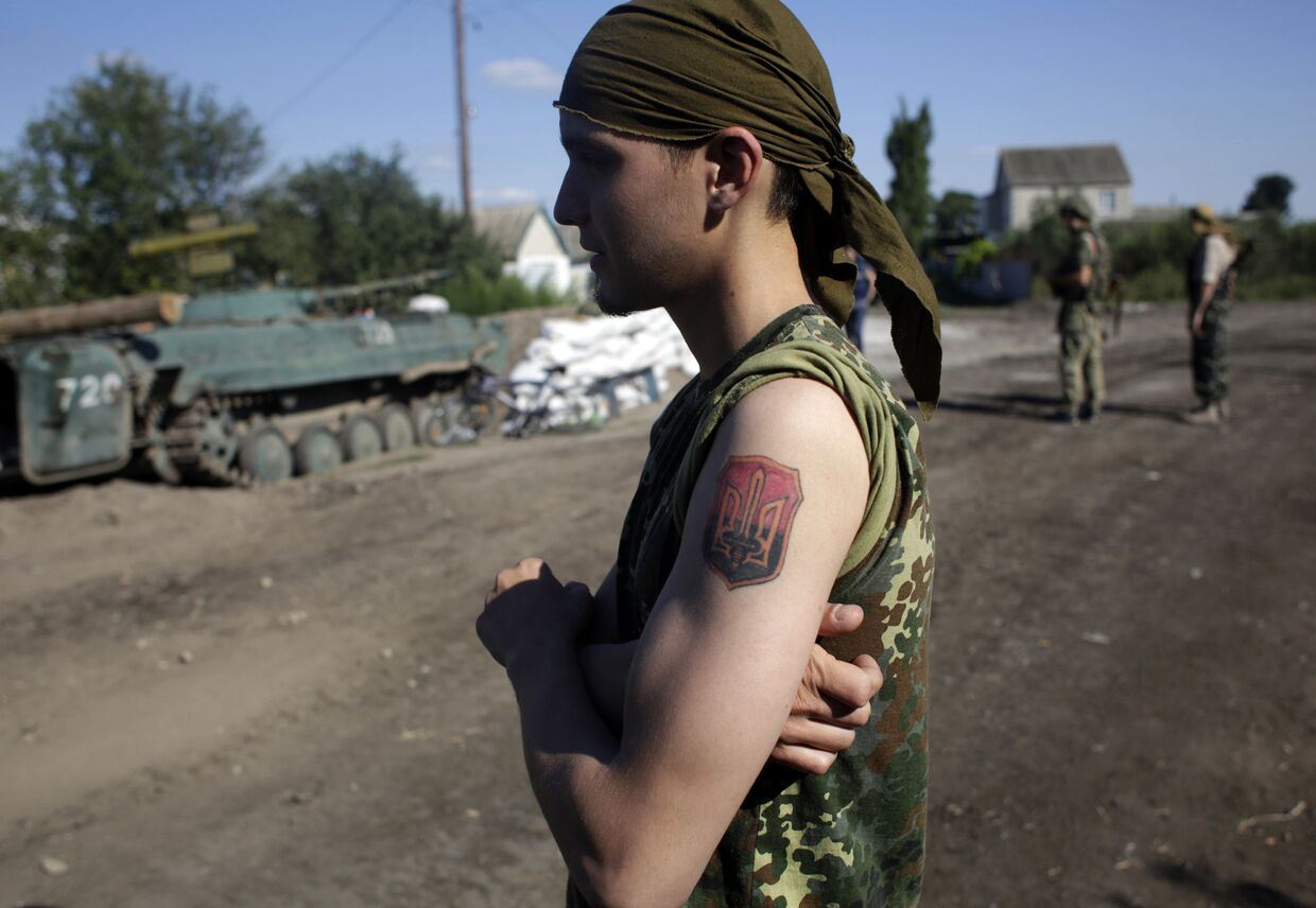 Украинский солдат на позициях недалеко от города Луганск