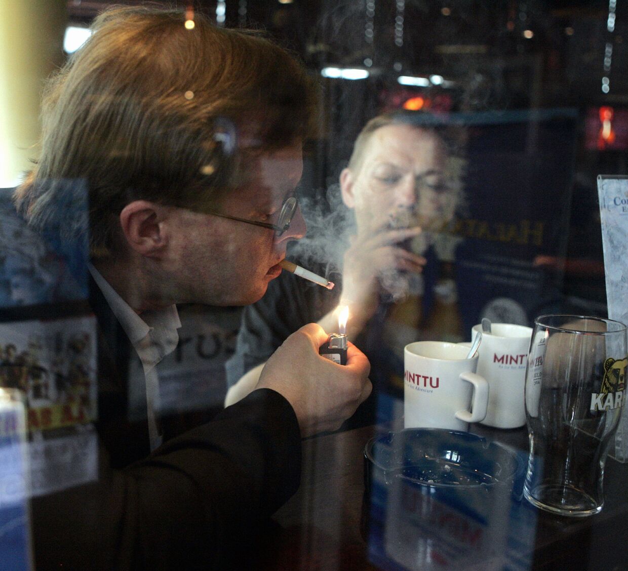 Курильщики в одном из баров в Хельсинки