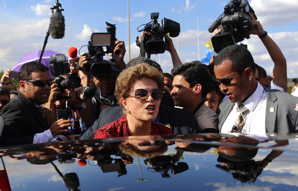 Экс-президент Бразилии Дилма Роуссефф покидает дворец Алворада, официальную резиденцию главы государства