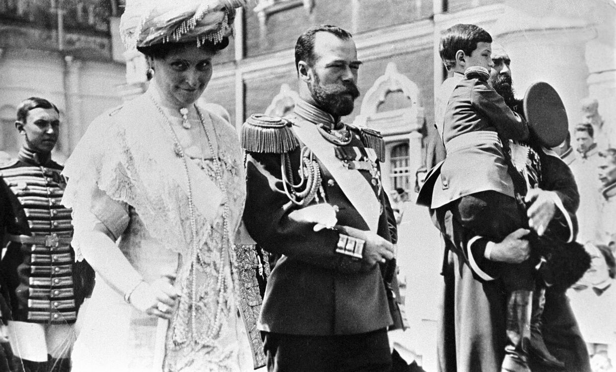 Николай II с семьей в Кремле