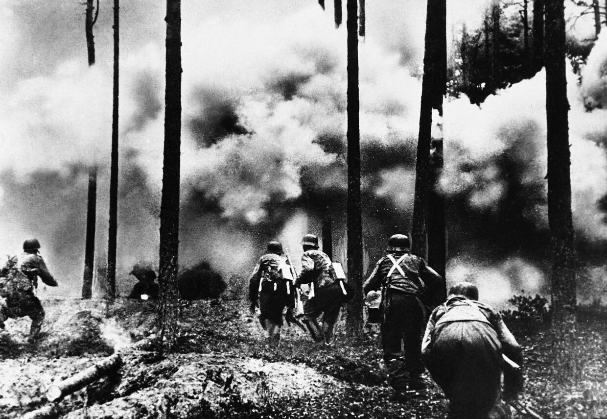 Финские солдаты идут в наступление возле границы с СССР