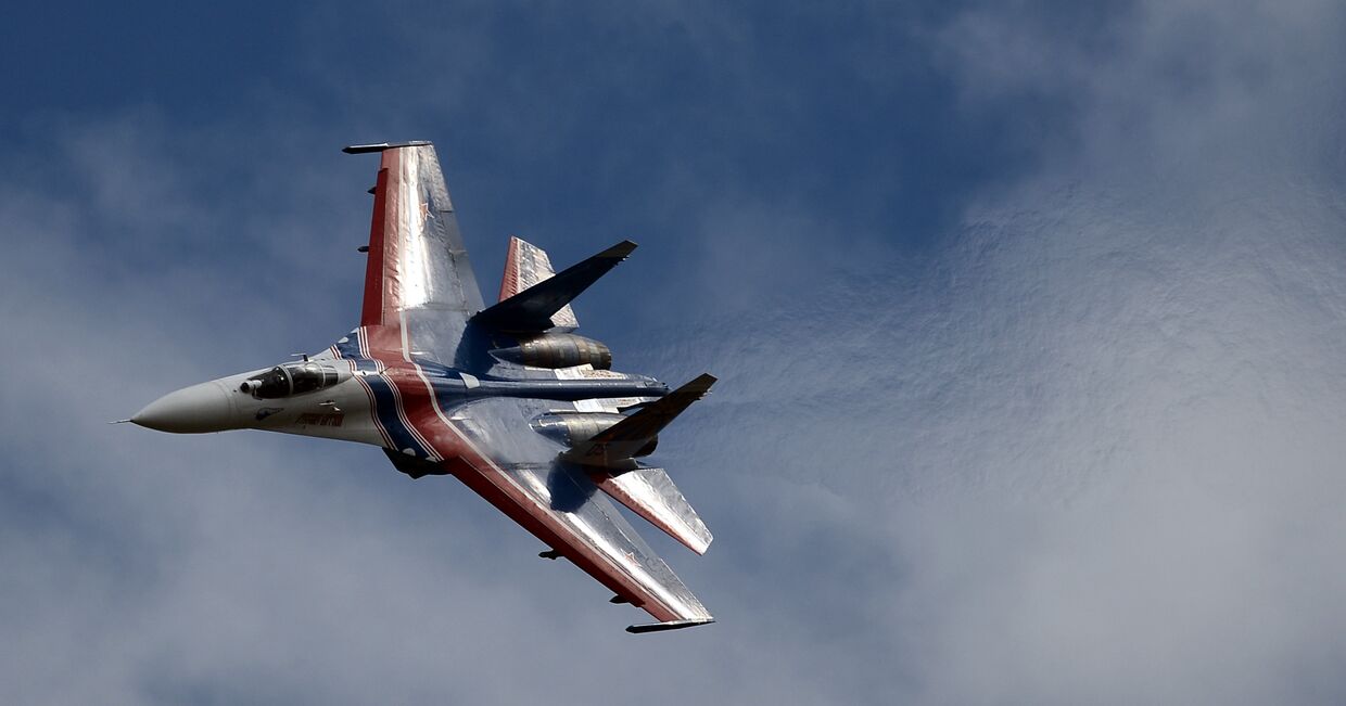 Многоцелевой истребитель Су-27 пилотажной группы «Русские Витязи»