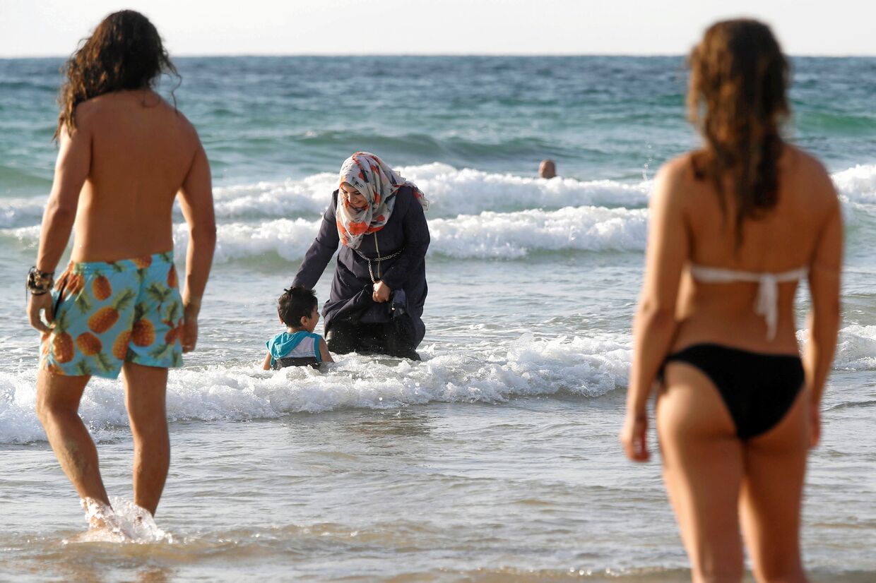 Женщина в буркини на пляже в Тель-Авиве, Израиль. 22 августа 2016