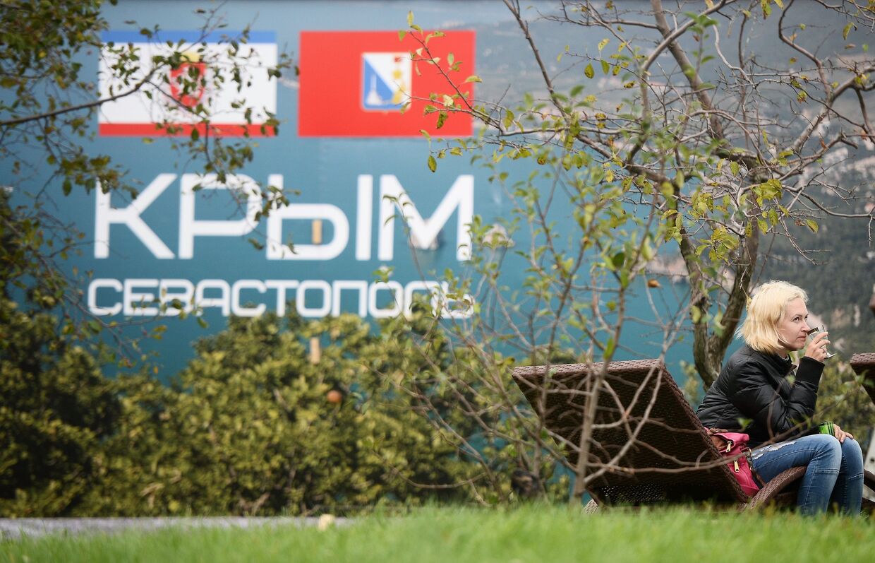 Стенд «Крым» на набережной бухты Аякс