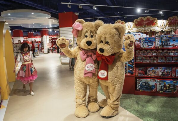 Сотрудники в детском магазине Hamleys Сотрудники в детском магазине Hamleys