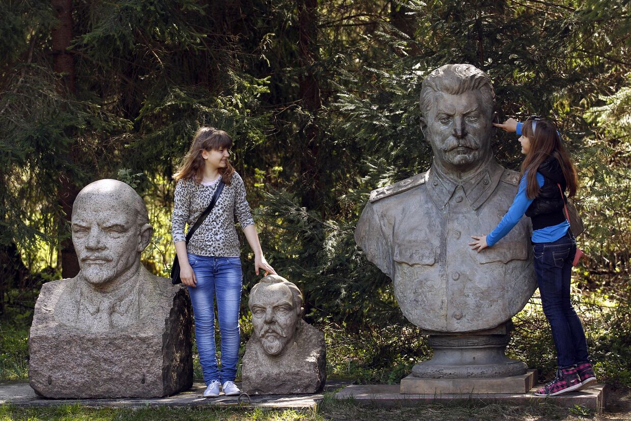 Статуи Владимира Ленина, Феликса Дзержинского и Иосифа Сталина в парке Грутас в Друскининкае