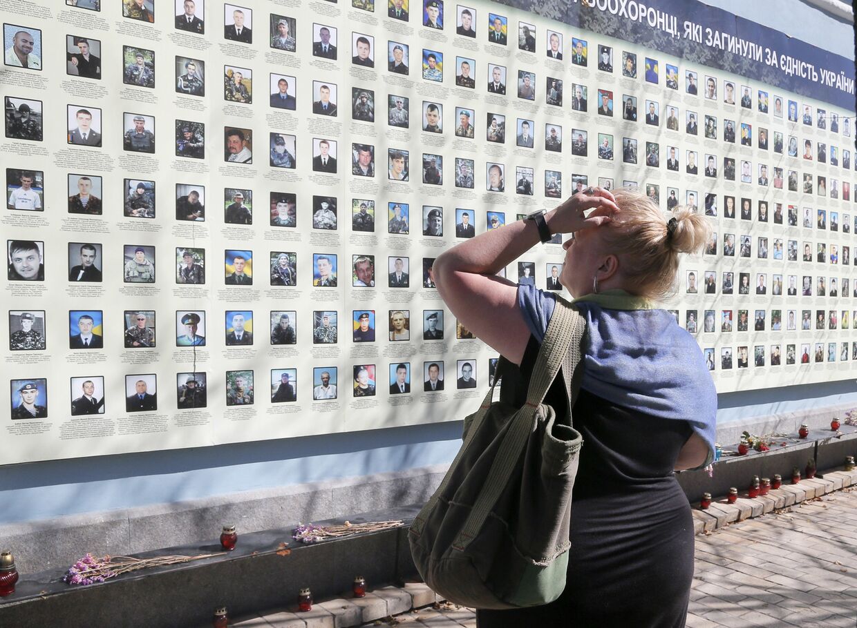 Мемориальная стена с фотографиями военнослужащих, погибших на востоке Украины