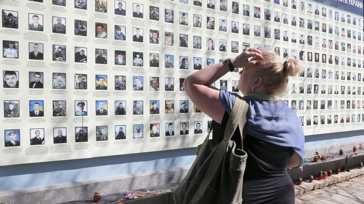 Мемориальная стена с фотографиями украинских военнослужащих, погибших на востоке Украины