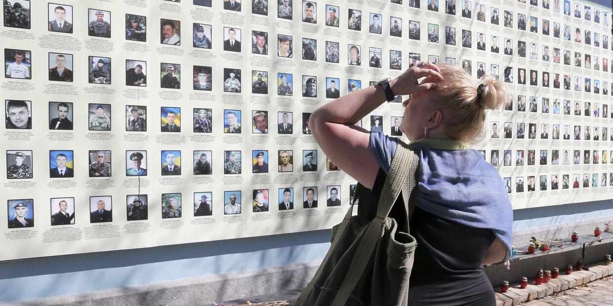 Мемориальная стена с фотографиями военнослужащих, погибших на востоке Украины