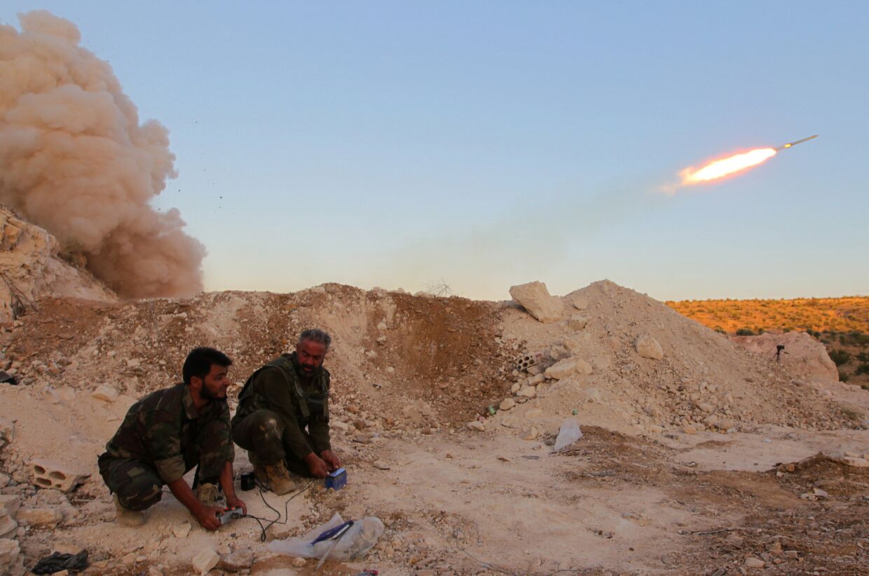 Бойцы свободной сирийской армии запускают ракеты «град»