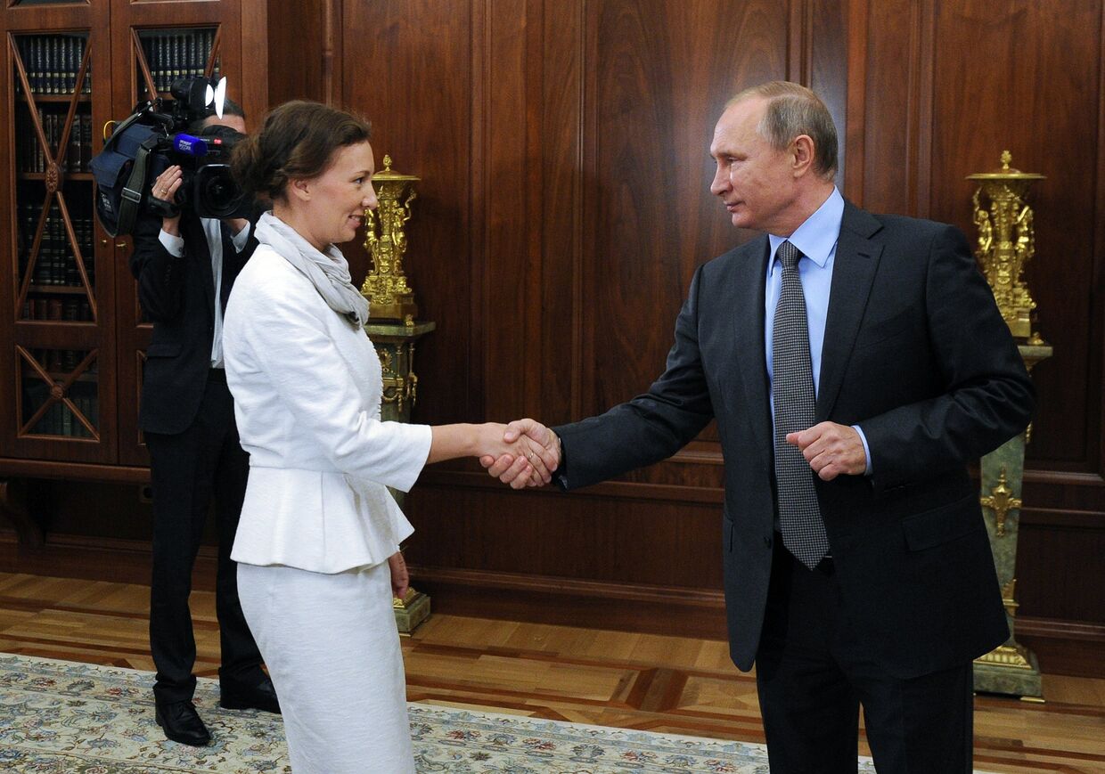 Президент РФ Владимир Путин и Анна Кузнецова, назначенная Уполномоченным при президенте по правам ребенка, во время встречи в Кремле. 9 сентября 2016