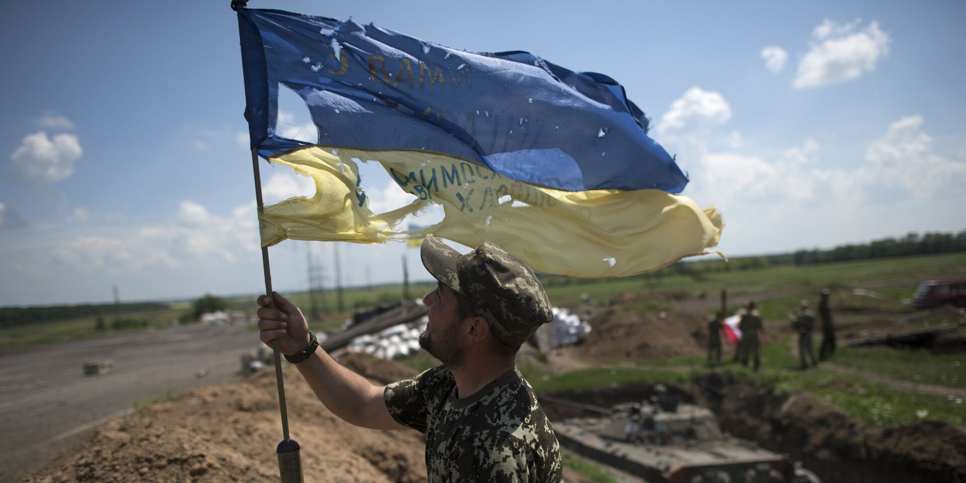 Украинский военный устанавливает флаг Украины в Марьинке недалеко от Донецка - ИноСМИ, 1920, 09.08.2023