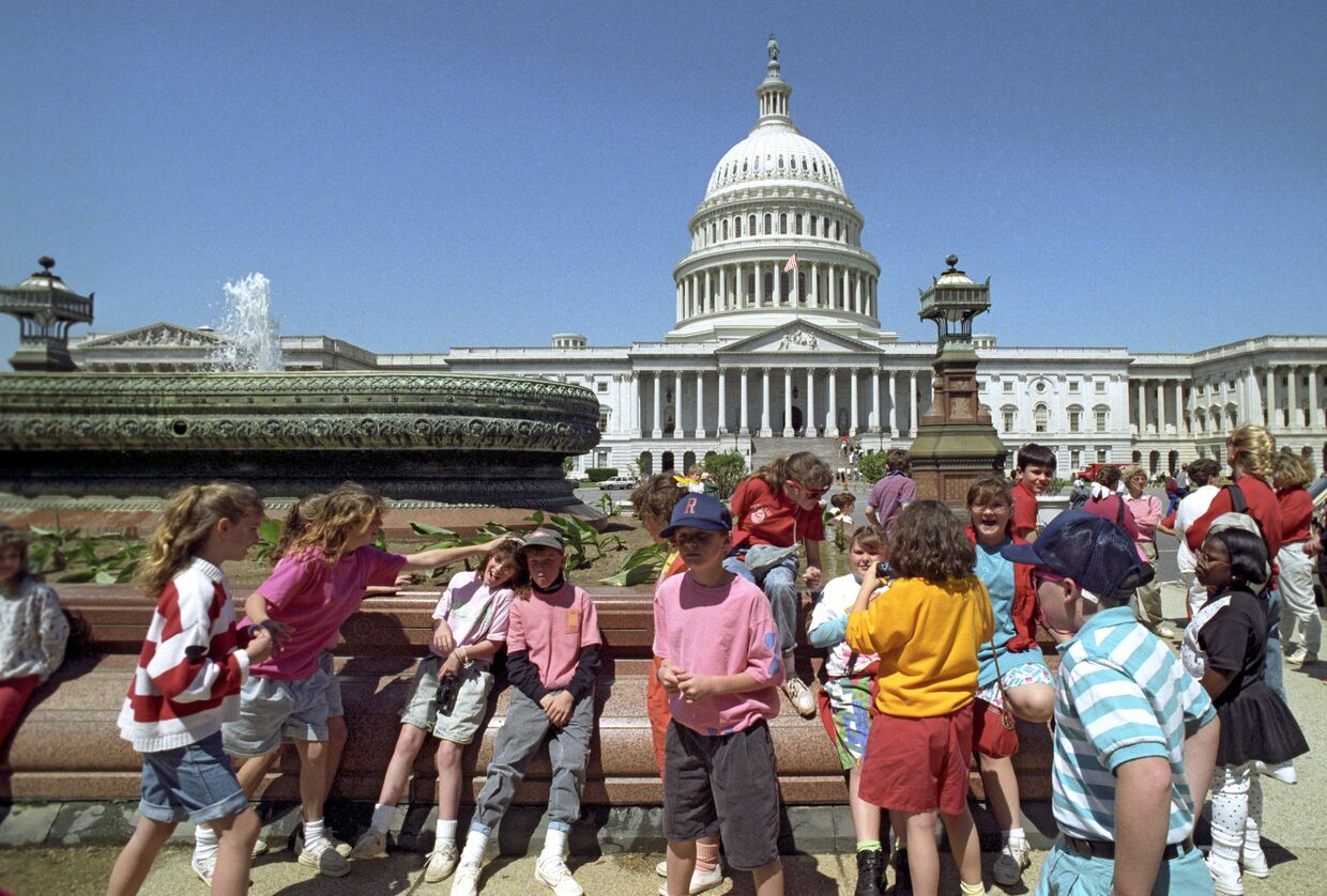 Дети на площади у здания Капитолия
