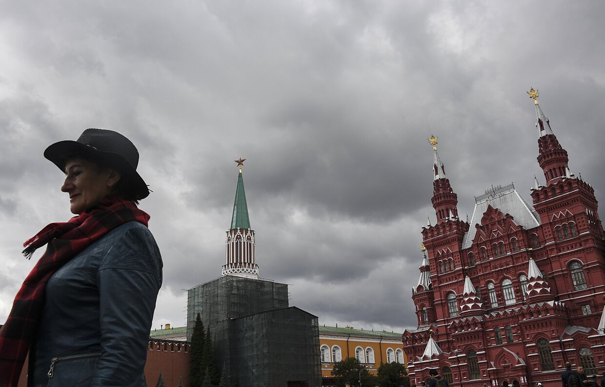 Женщина на Красной площади в Москве