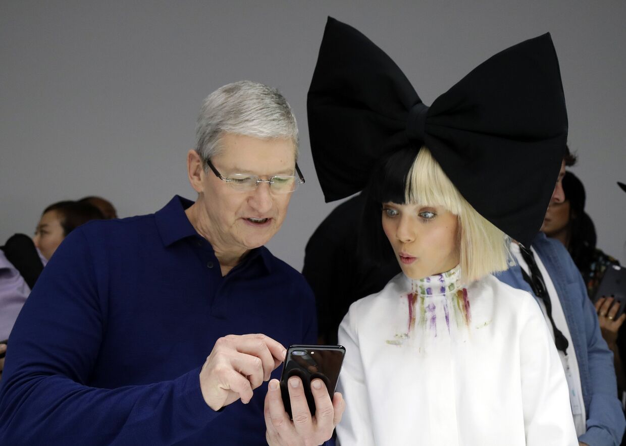 Певица Sia и Тим Кук на презентации нового iPhone 7 в Сан-Франциско