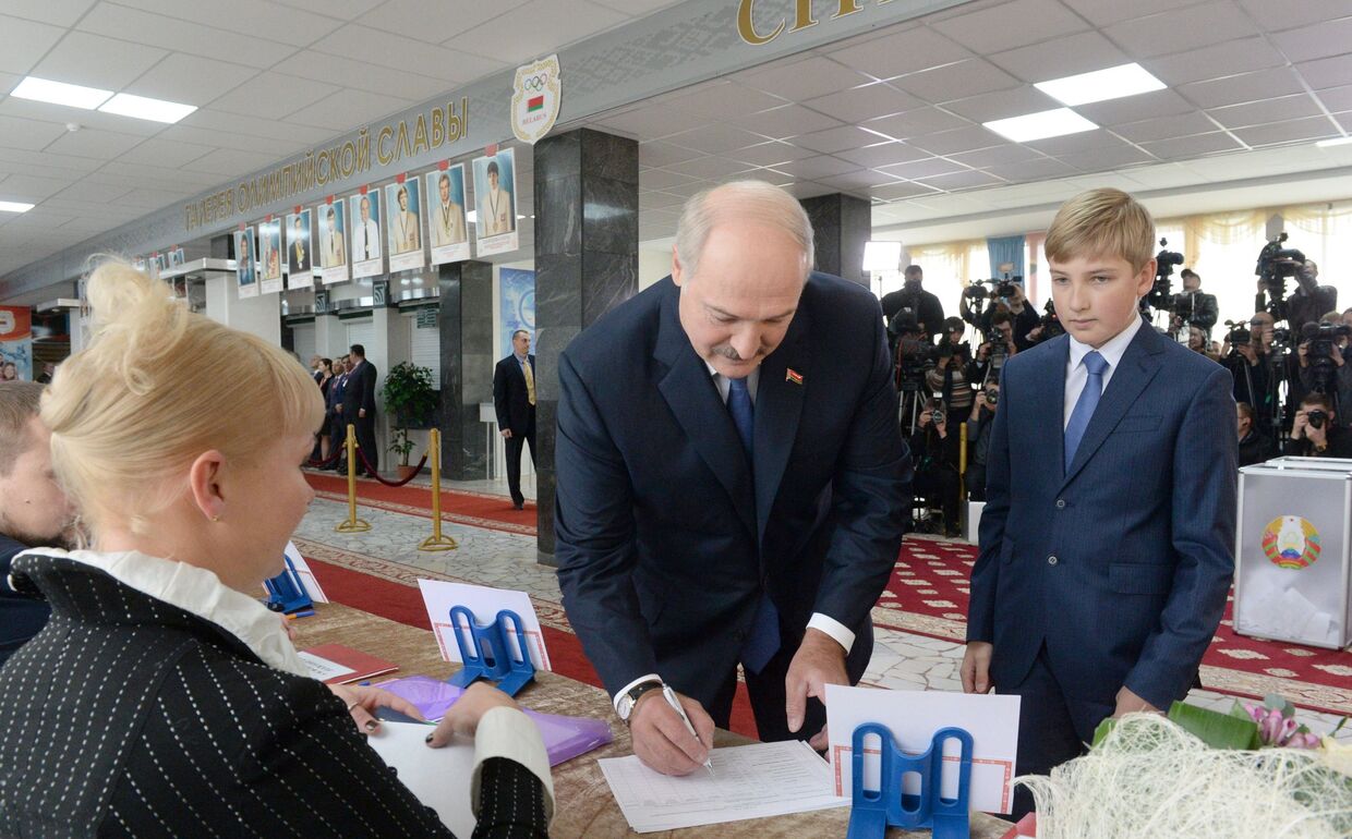 Президент Белоруссии Александр Лукашенко с сыном Николаем на избирательном участке №1 Центрального района Минска во время выборов президента Белоруссии