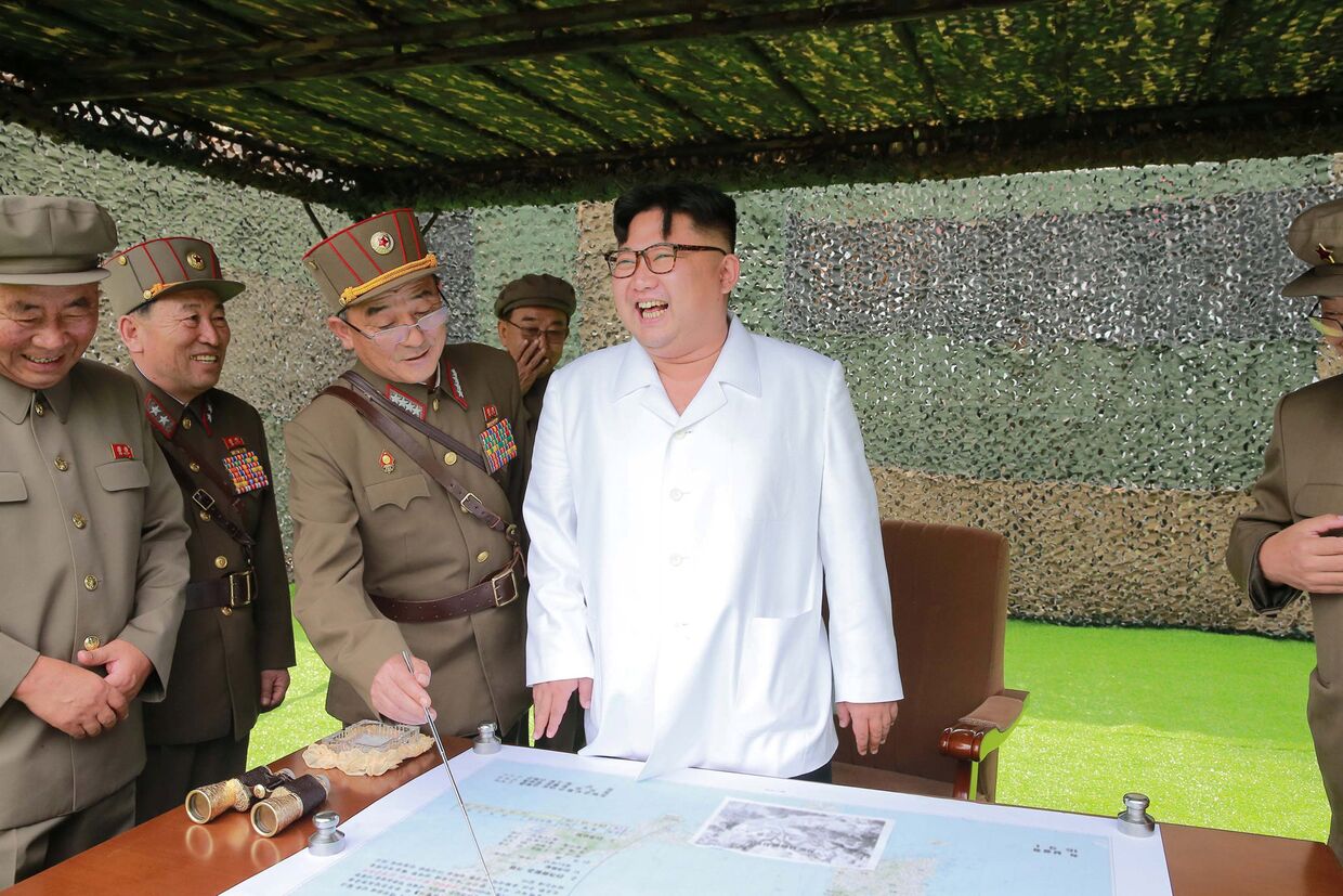 Лидер КНДР Ким Чен Ын на военном полигоне