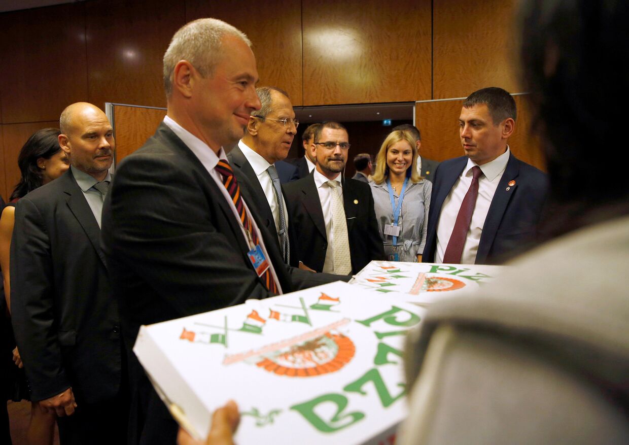 Доставка пиццы для журналистов ожидающих ночную пресс-конференцию госсекретаря США Джона Керри и главы МИД РФ Сергея Лаврова
