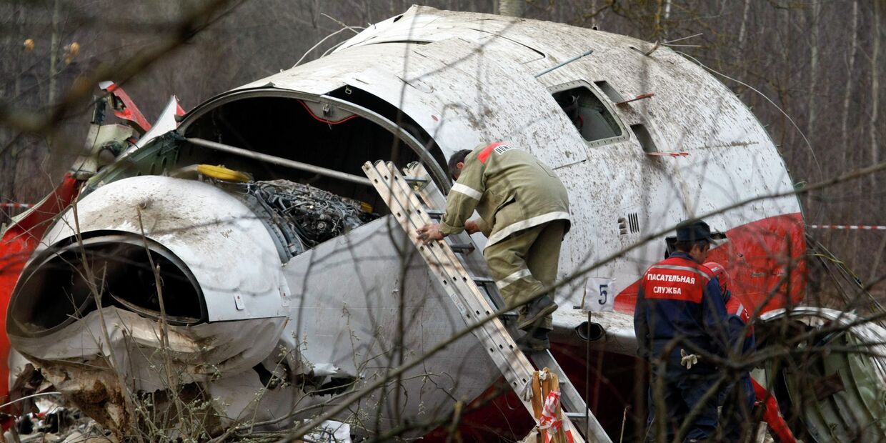 Сотрудник МЧС на месте крушения самолета президента Польши Качиньского