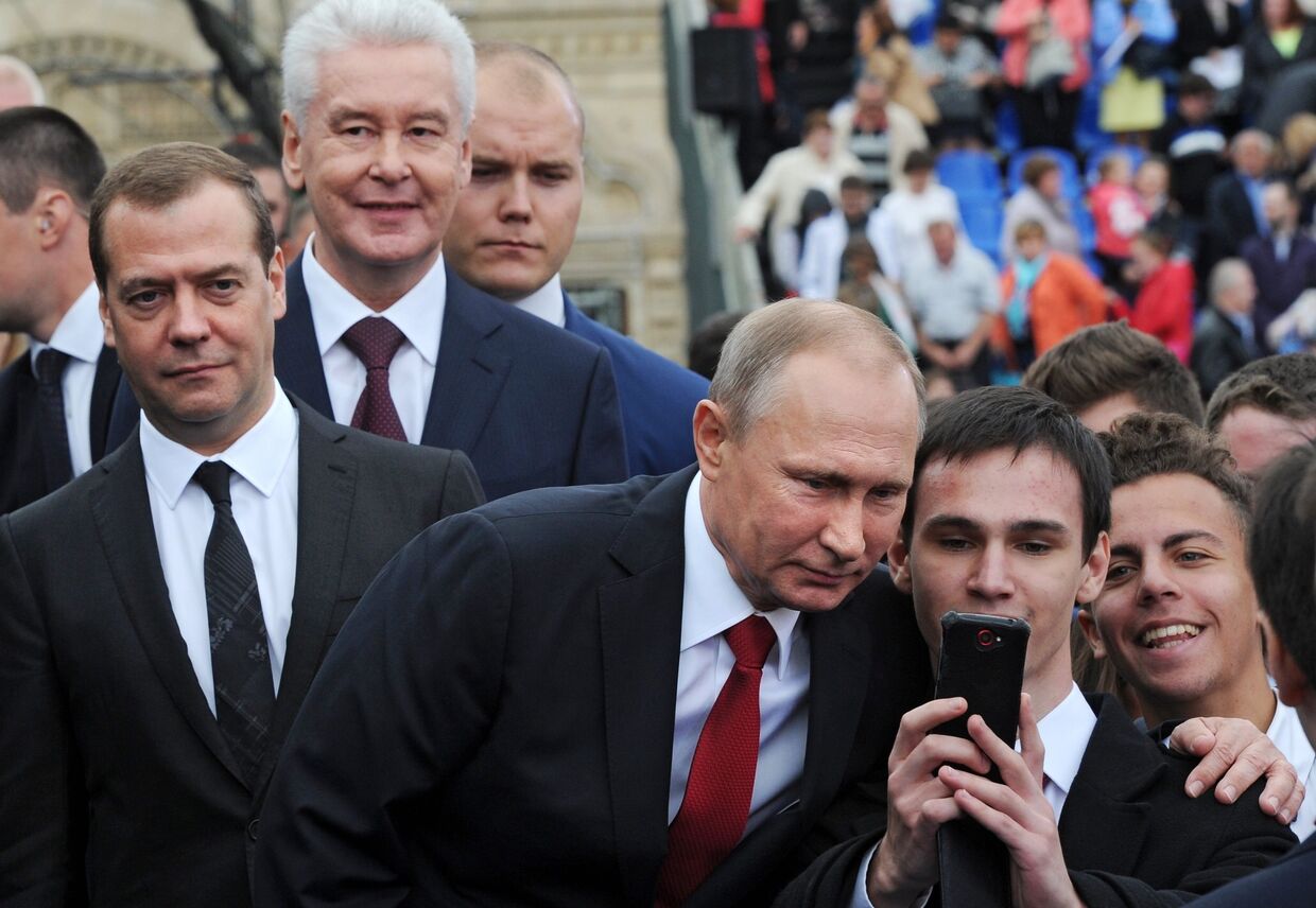 Президент РФ Владимир Путин с участниками торжественной церемонии открытия Дня города на Красной площади в Москве