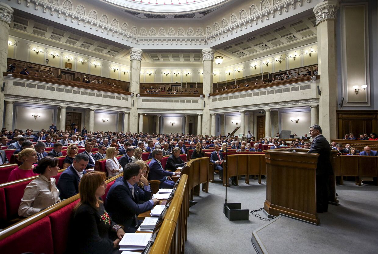 Президент Украины Петр Порошенко выступает на заседании Верховной Рады в Киеве