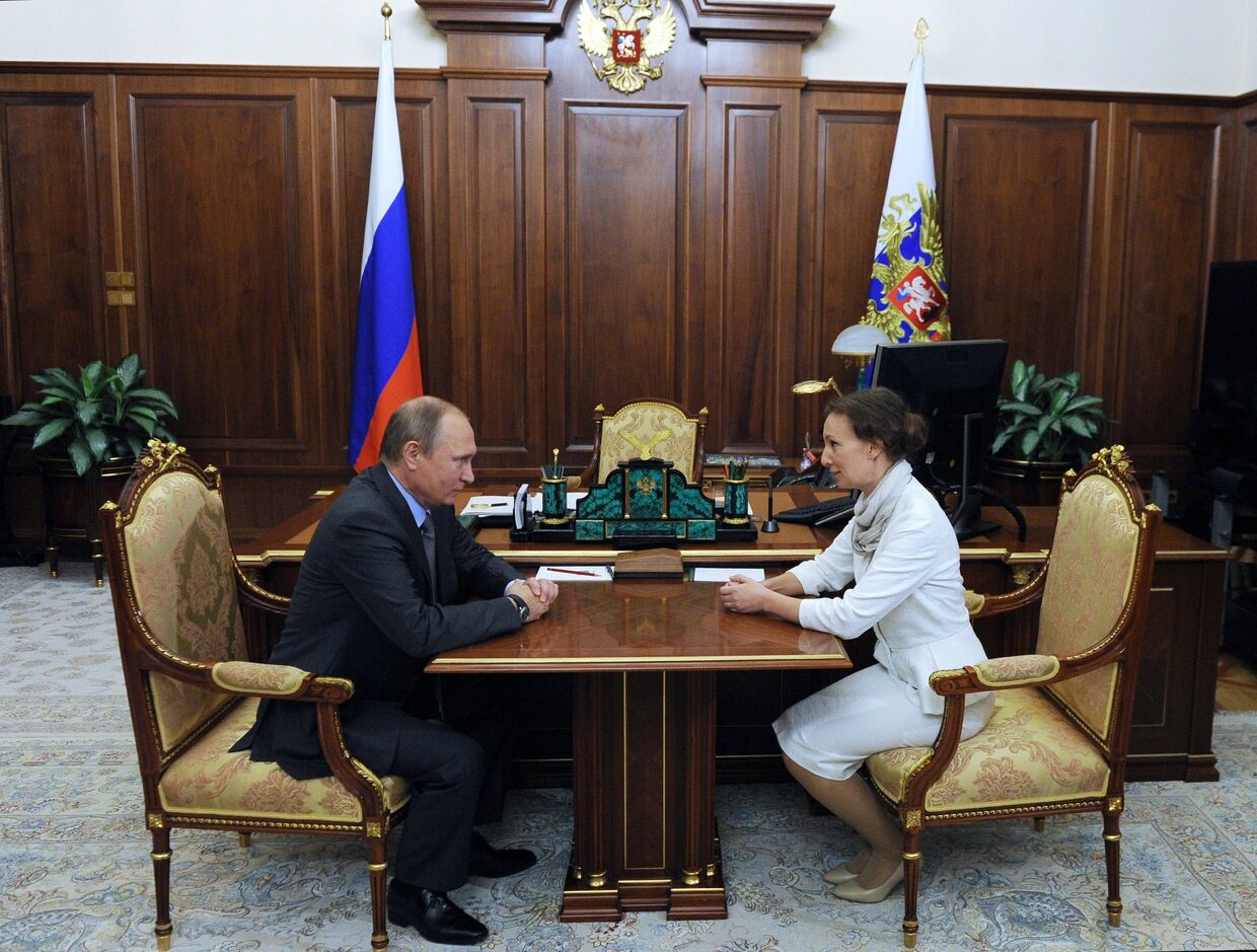 Президент РФ Владимир Путин и Анна Кузнецова, назначенная Уполномоченным при президенте по правам ребенка, во время встречи в Кремле. 9 сентября 2016