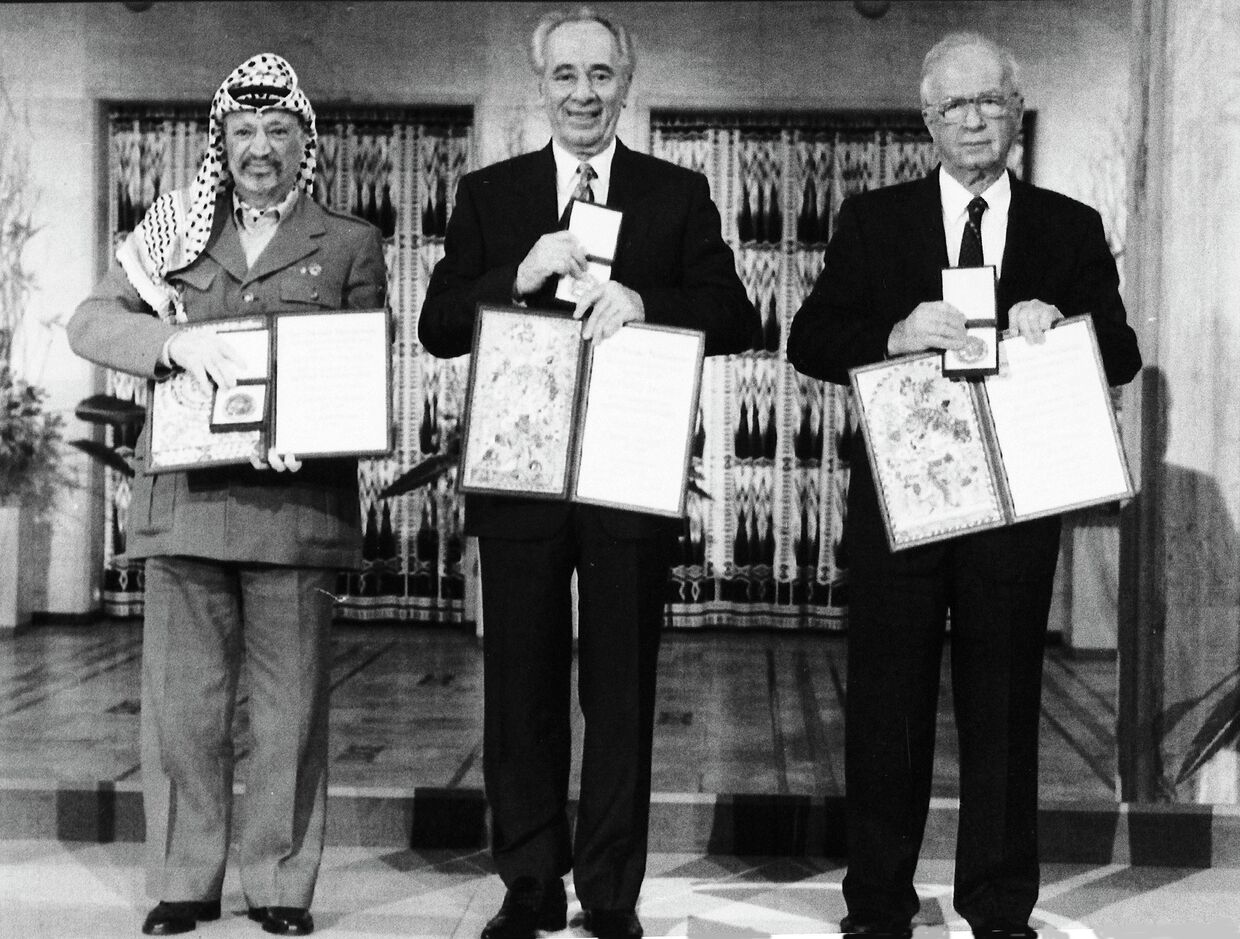 Палестинский лидер Ясир Арафат, премьер-министр Израиля Ицхак Рабин и министр иностранных дел Израиля Шимон Перес после получения Нобелевской премии мира в 1994 году