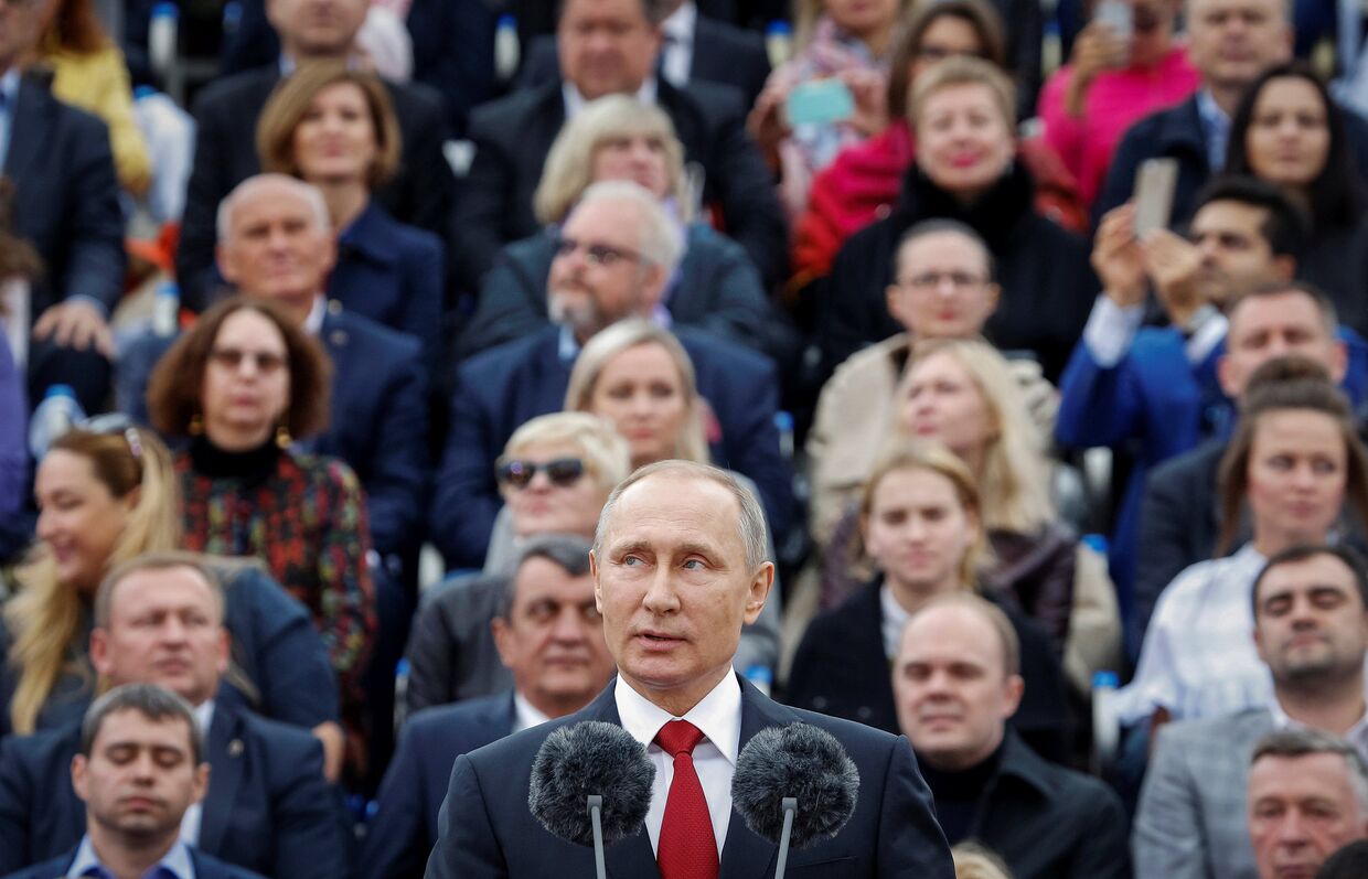 Президент России Владимир Путин выступает во время празднования Дня города в Москве