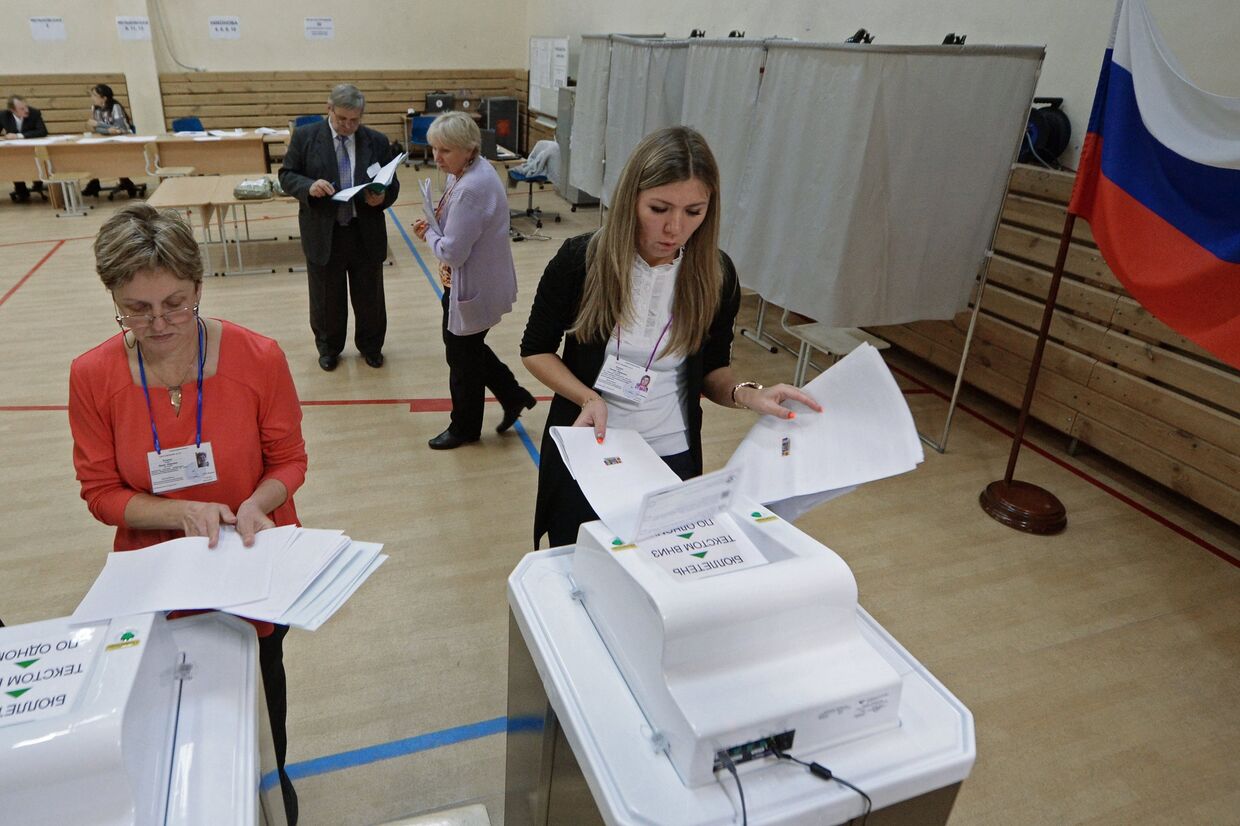 Члены участковой избирательной комиссии № 1331 в Екатеринбурге во время подсчета голосов после окончания единого дня голосования
